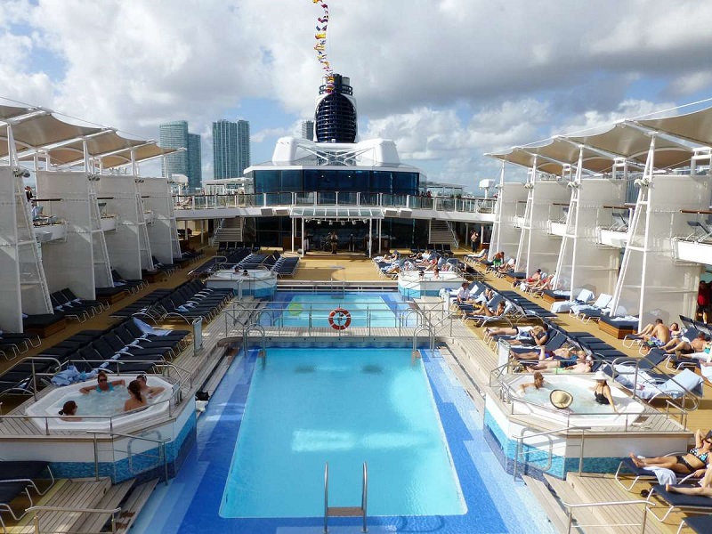 Piscina do navio Celebrity Reflection