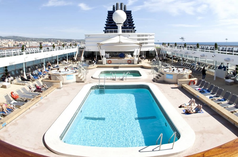 Piscina do navio Horizon, da Pullmantur