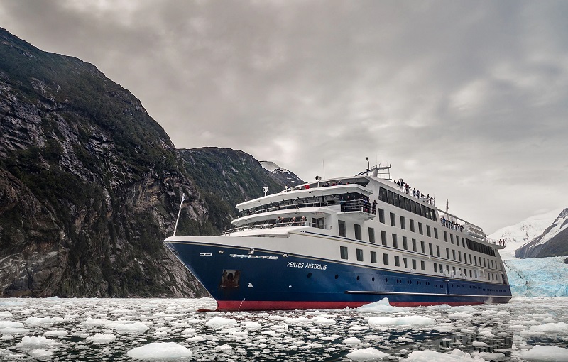 Navio Ventus Australis nas geleiras